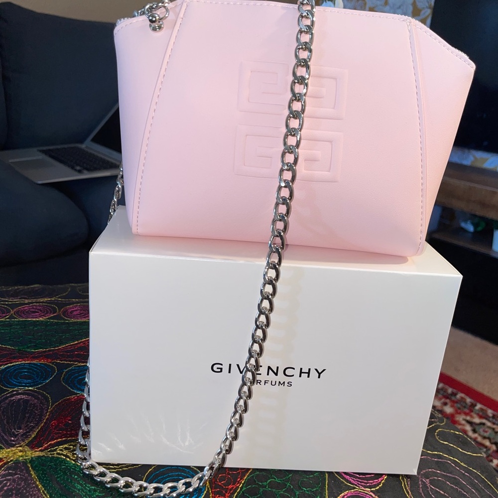 Givenchy - Picture 2 of 9